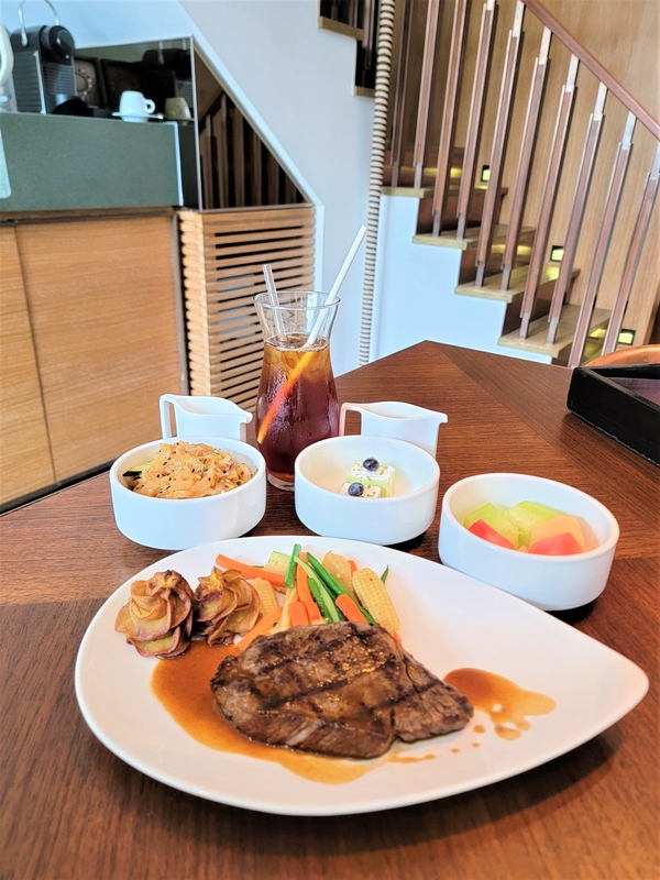 【九龍東如心酒店Staycation】高樓底木元素複式單位設計 天空酒廊飽覽獅子山景致 九龍東如心酒店