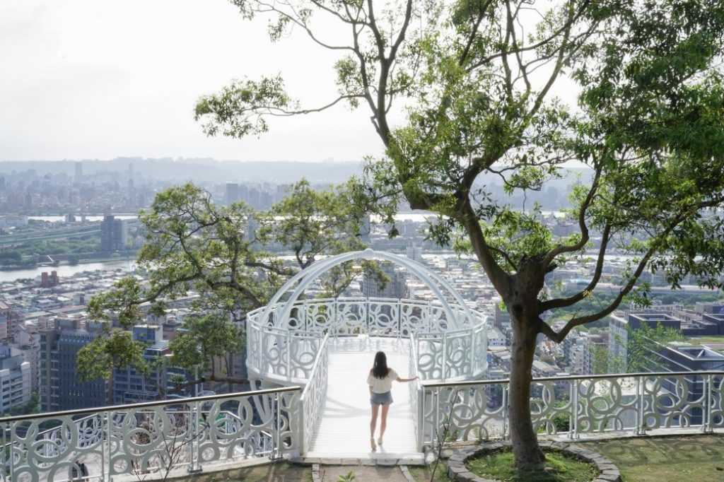 【台北新景點】2023台北自由行必備行程!走遍6大台北最新人氣景點 小京都日式庭園市集文青勝地 & 復古懷舊大稻埕迪化街 台北新景點 | 劍潭山步道北眼平台